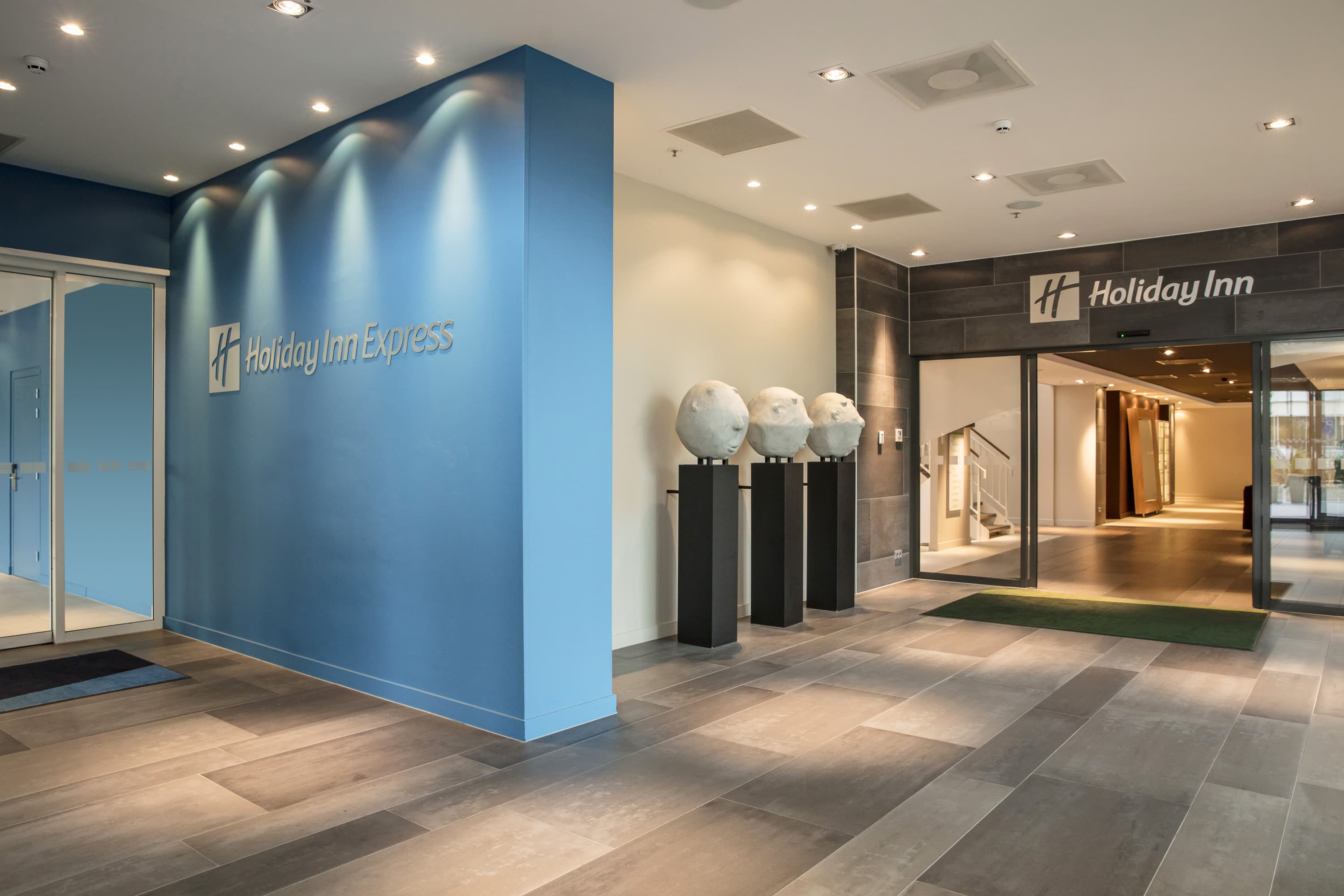 Holiday Inn & Holiday Inn Express entrance