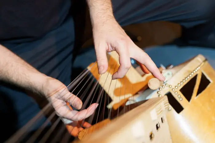 Afrikaanse muziekinstrumenten bij kindervoorstelling MEH