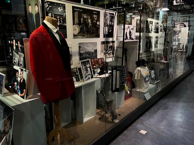 De muziekexpositie in het Volendams Museum neemt u mee op een reis door de rijke geschiedenis van Volendam. U kunt hier alles ontdekken over bekende Volendamse bands en artiesten, zoals The Cats, Jan Smit en nick en Simon en nog talloze anderen.