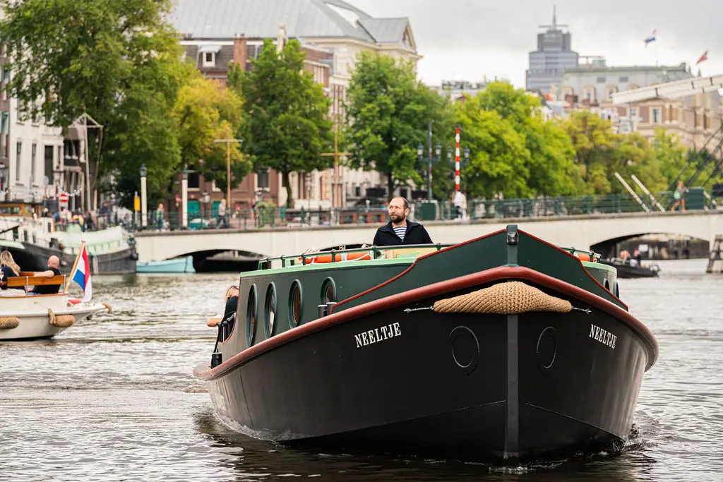 Boek een rondvaart op een van de luxueuze sloepen of klassieke sleepboten van Mokumboot