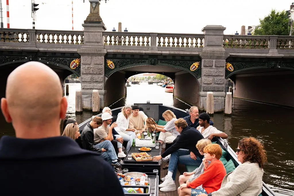 Boek een rondvaart op een van de luxueuze sloepen of klassieke sleepboten van Mokumboot