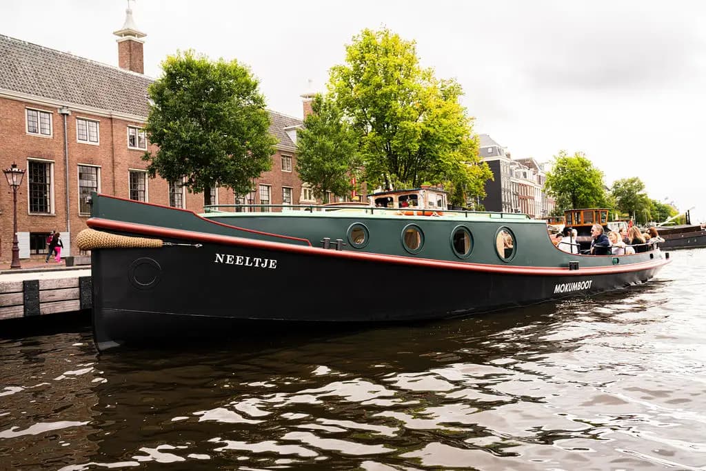 Boek een rondvaart op een van de luxueuze sloepen of klassieke sleepboten van Mokumboot