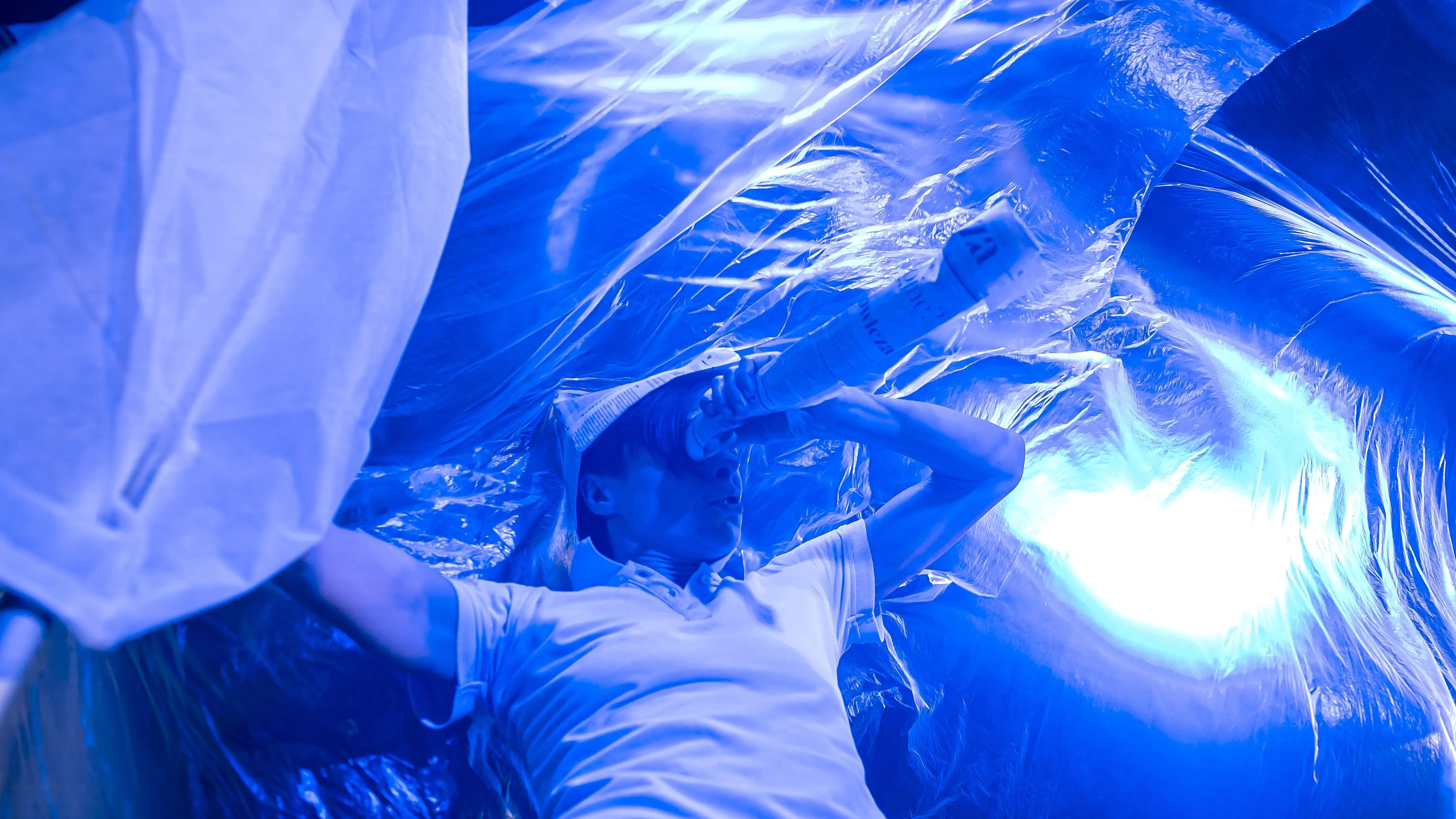 Het is moeilijk om onder water goed te zien met een verrekijker