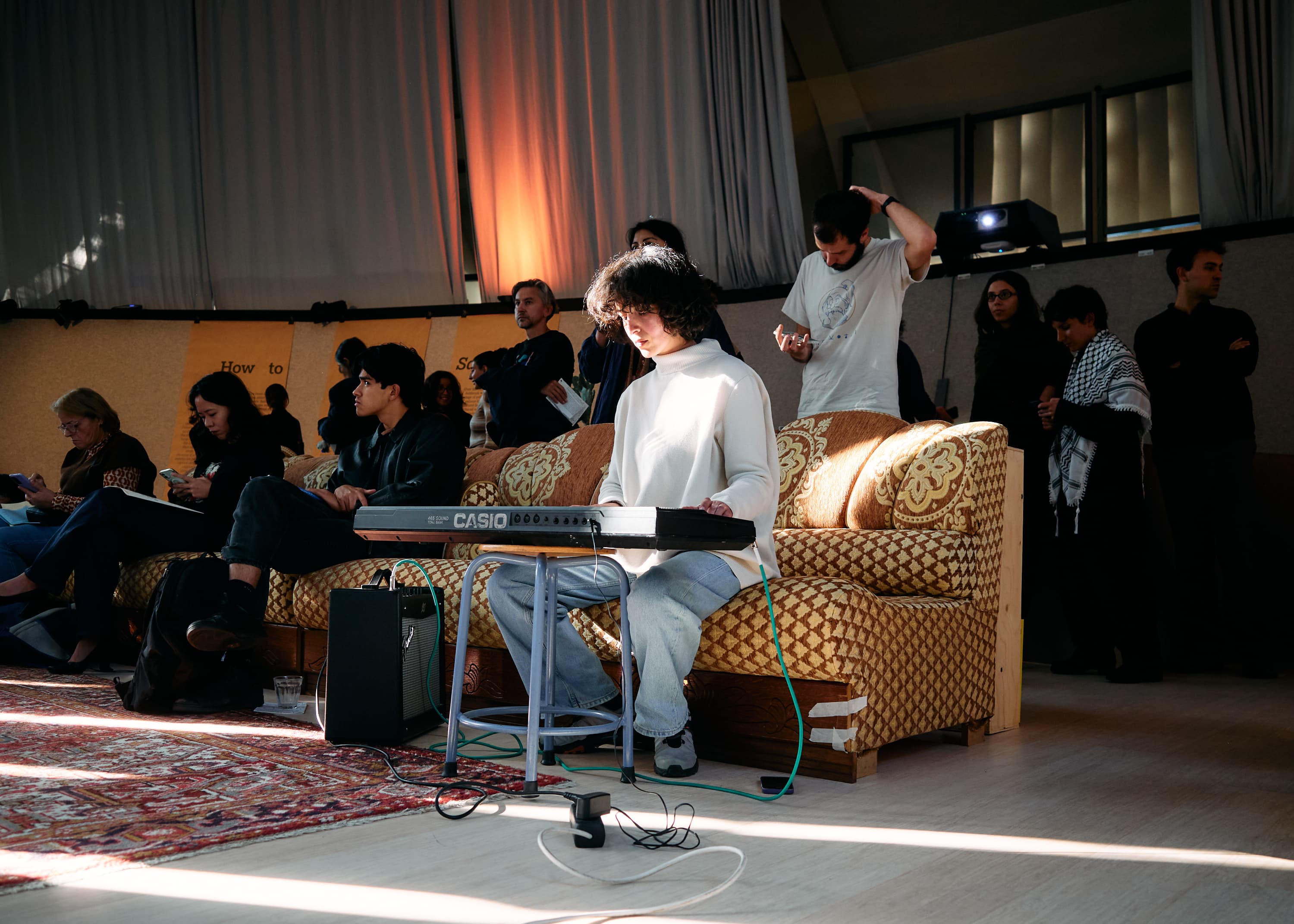 Performance: 'to her, and with her' door Noor Abed en Zeynep Kayan