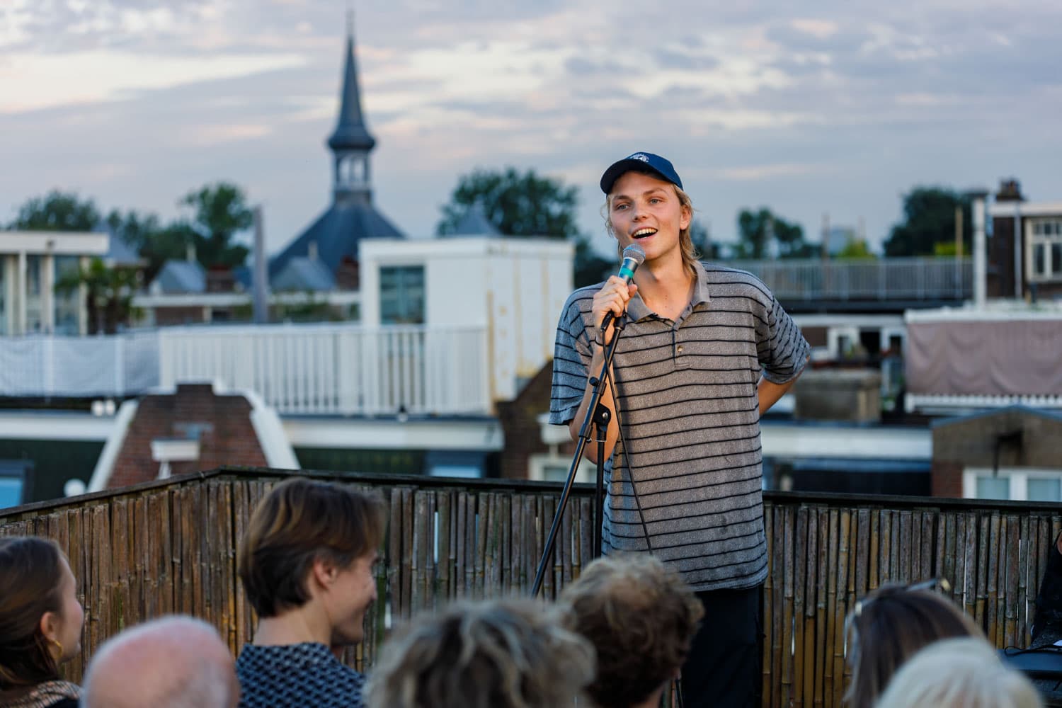 Stand-up comedy op een dakterras in West