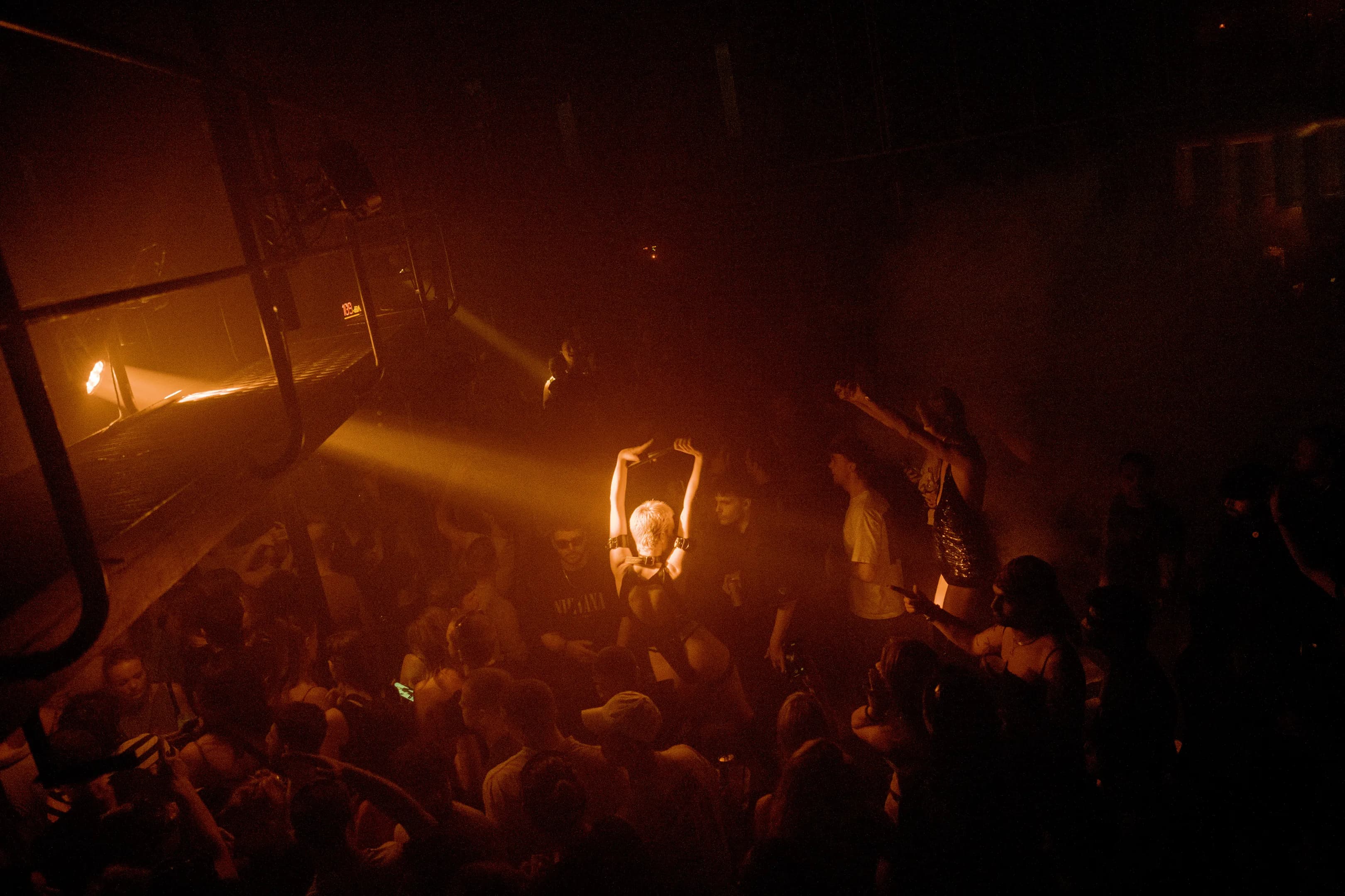 Levenslang nightclub people dancing