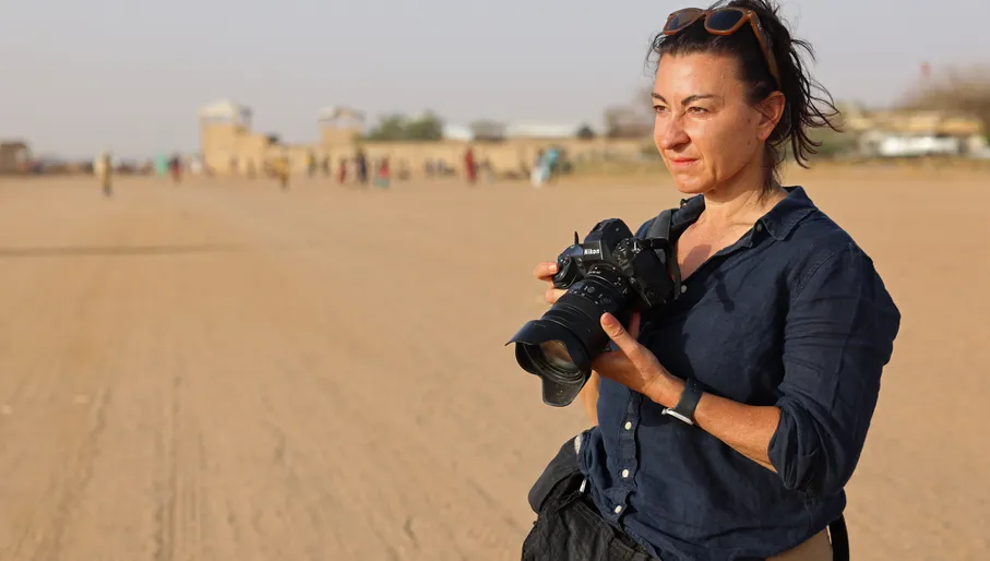 Lynsey Addario on assignment in Iridimi Refugee Camp, Wadi Fira, Chad. (National Geographic/Caitlin Kelly)