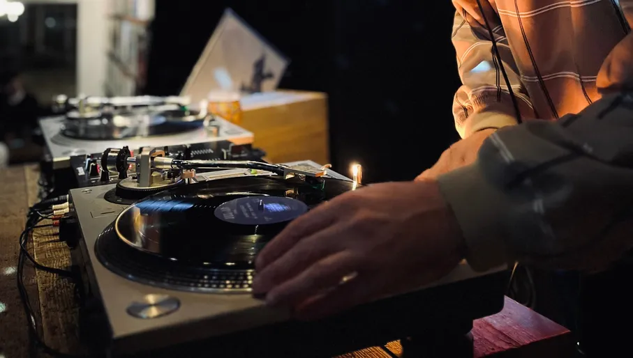 BR020 vinyl bar DJ playing music