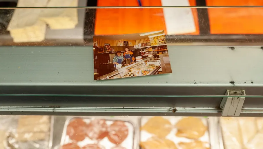 Photo of owners on counter at Snackbar Cafetaria Het Smikkelhoekje