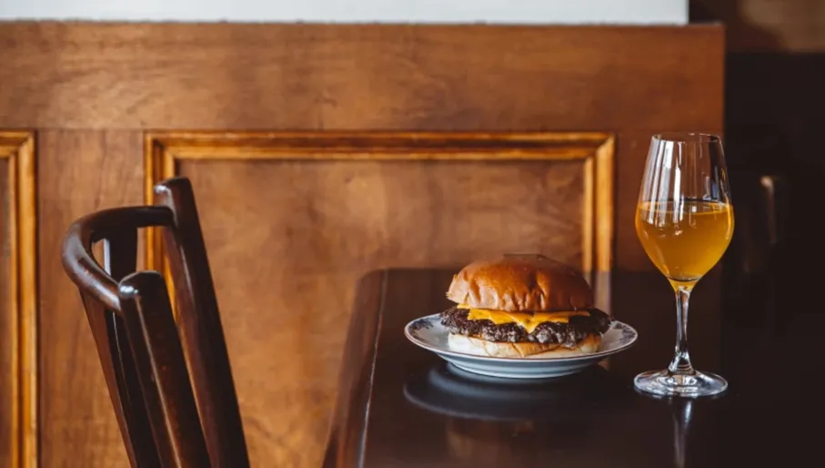 Kikkie hamburger and glass of wine