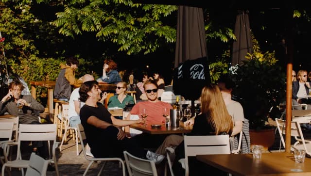 People having drinks in Vondeltuin.