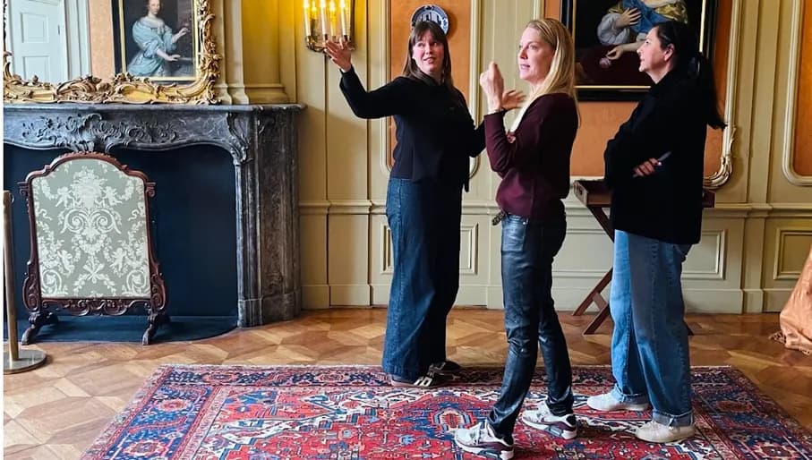 People by the Rondleiding op zondag Museum van Loon