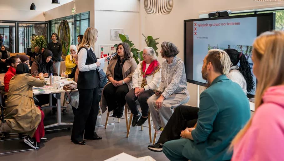 The presentation of a pannel group before the women's march