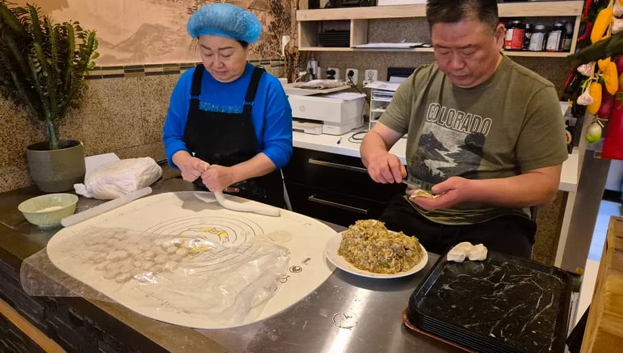Chefs preparing food at Noord-Oost Chinees Eethuis on Albertcuypstraat