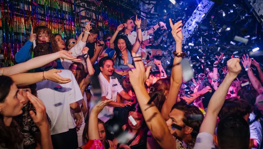 Club NYX people dancing