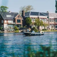 A family on a boat trip through Haarlemmermeer.