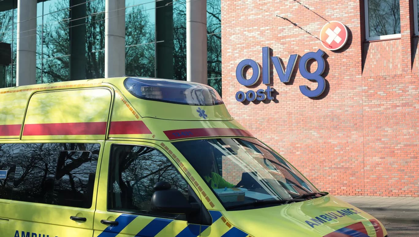 OLVG Oost hospital exterior with ambulance.