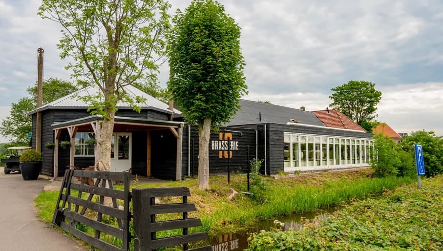 Brasserie10 exterior by day