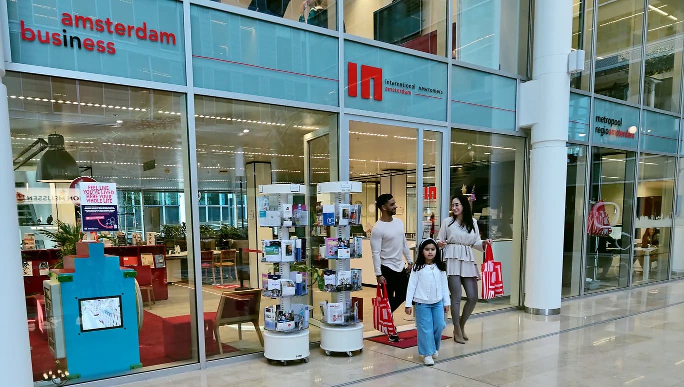 Family in front of the offices of INAmsterdam