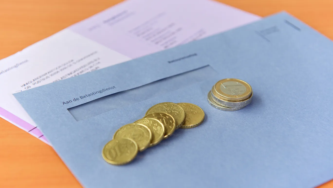 Belestingdienst envelope and euro coins