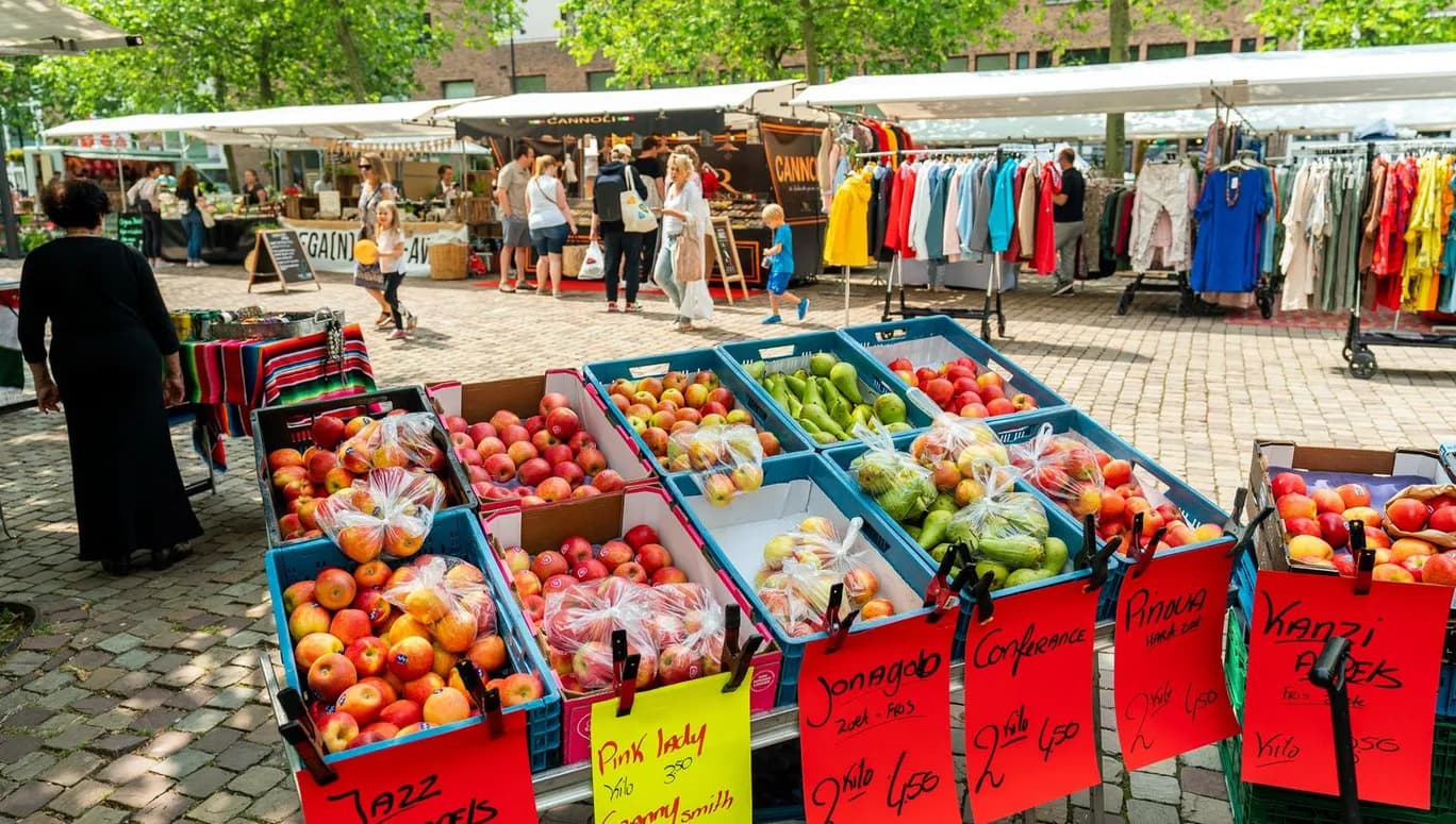 People shopping at the Reuring markt street market in IJburg
