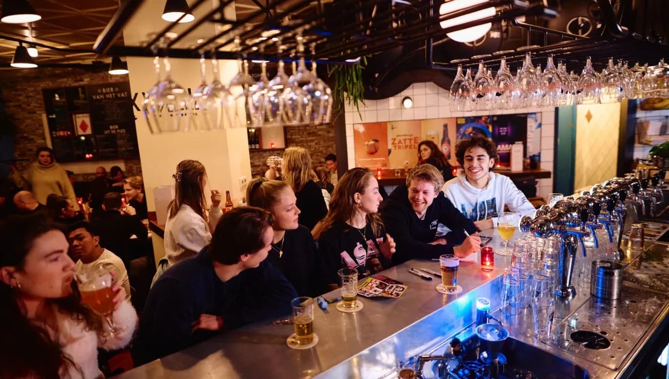 People having drinks at Café Maxwell