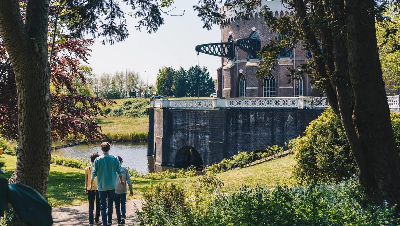 A family walks towards Haarlemmermeermuseum De Cruquius.