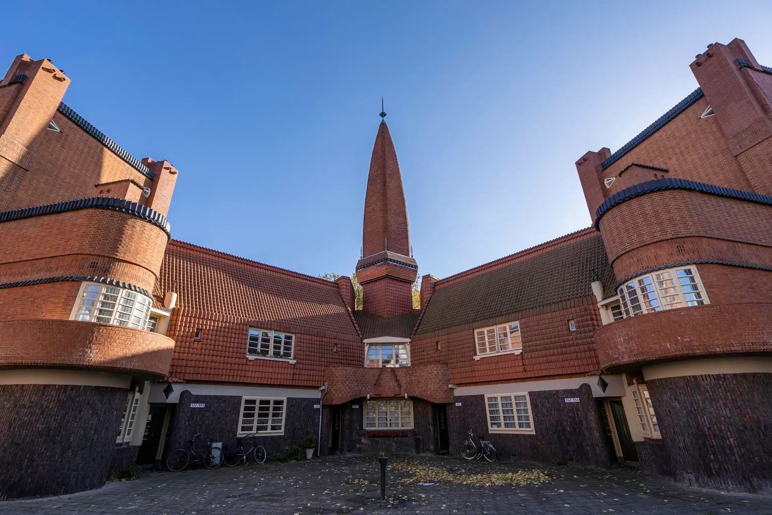 Museum Het Schip under a clear blue sky, located at Oostzaanstraat, Spaarndammerbuurt.