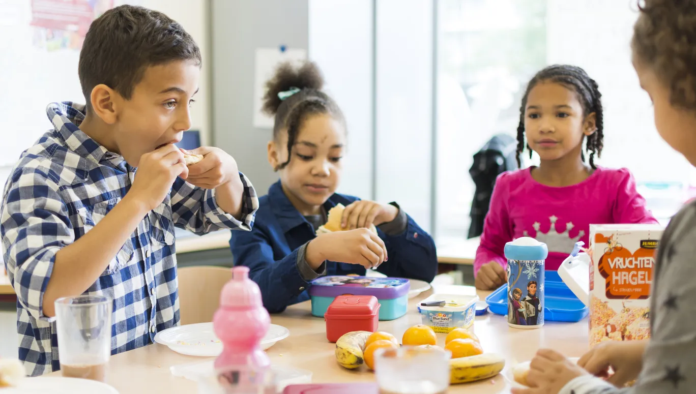 Kinderen tijdens de lunch