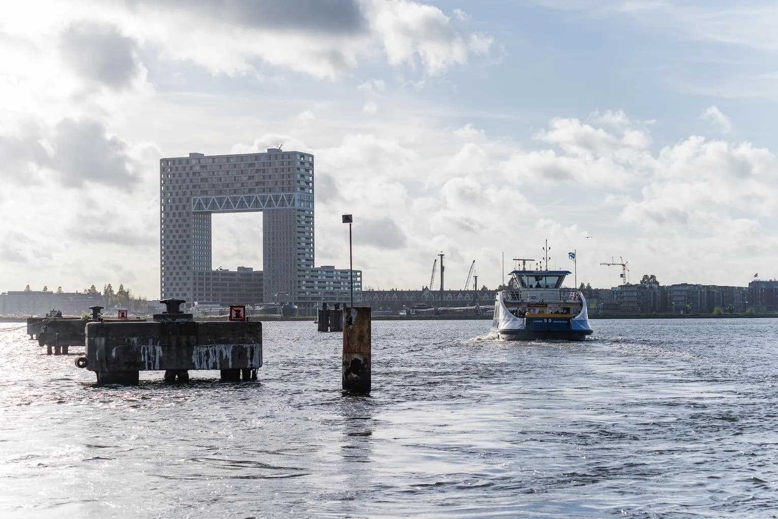 A ferry on it's way towards the Pontsteiger.