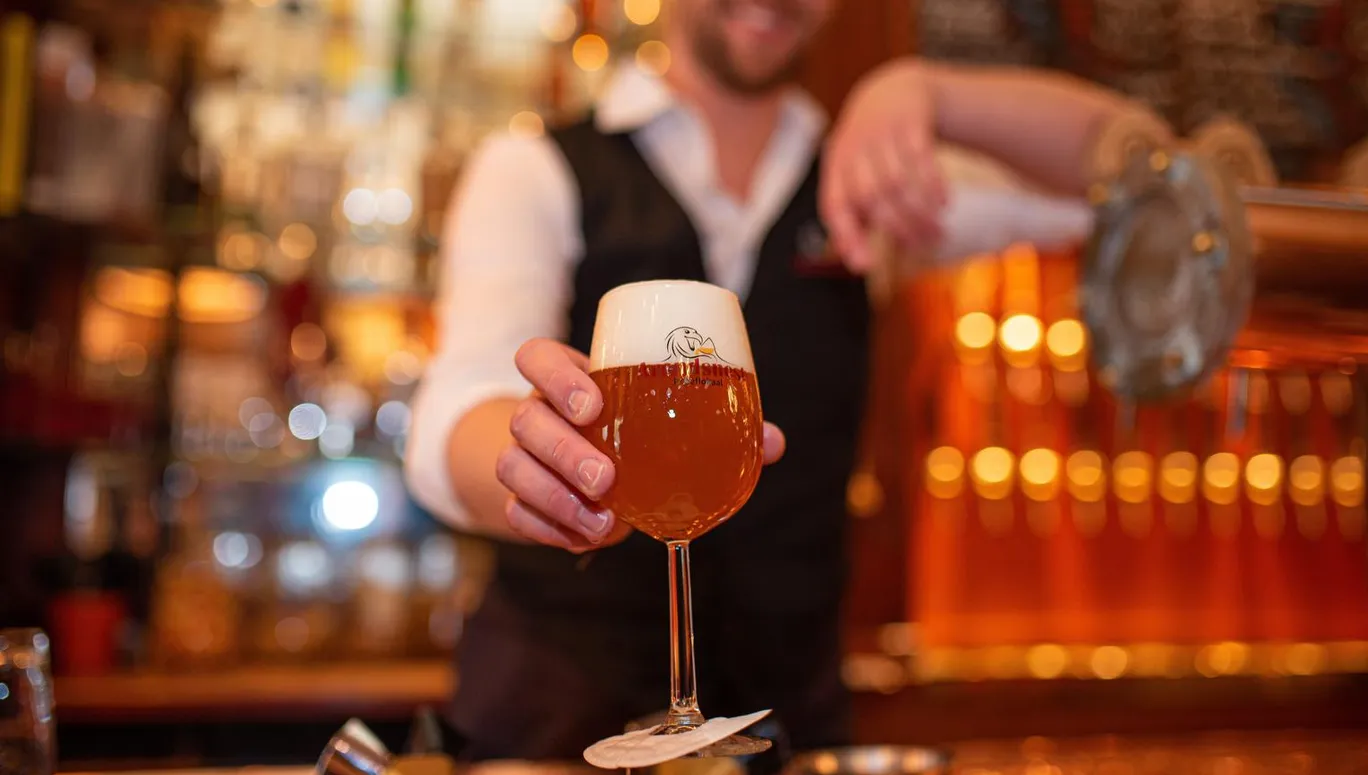 Proeflokaal Arendsnest beer café bartender serving beer.