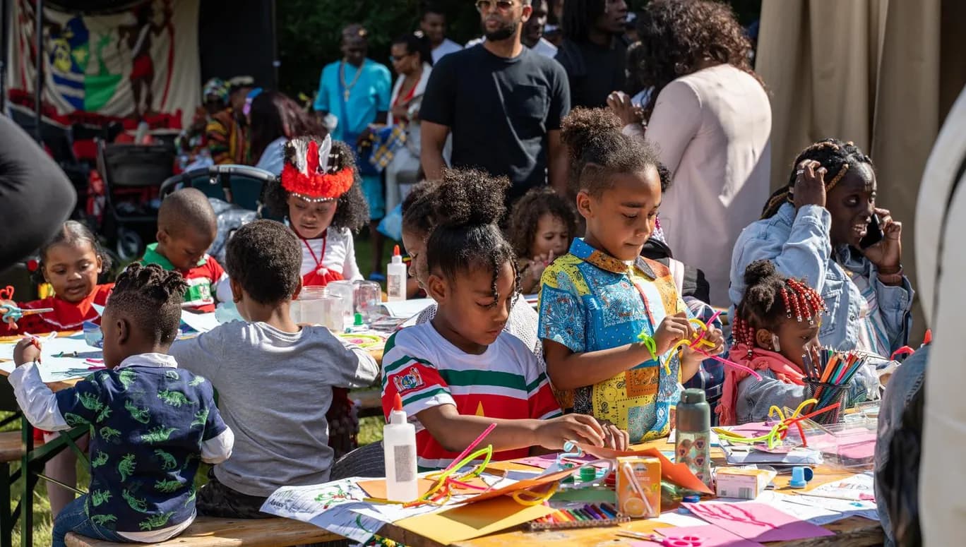 Kids crafting during Keti Koti Festival 2022 in the Oosterpark.