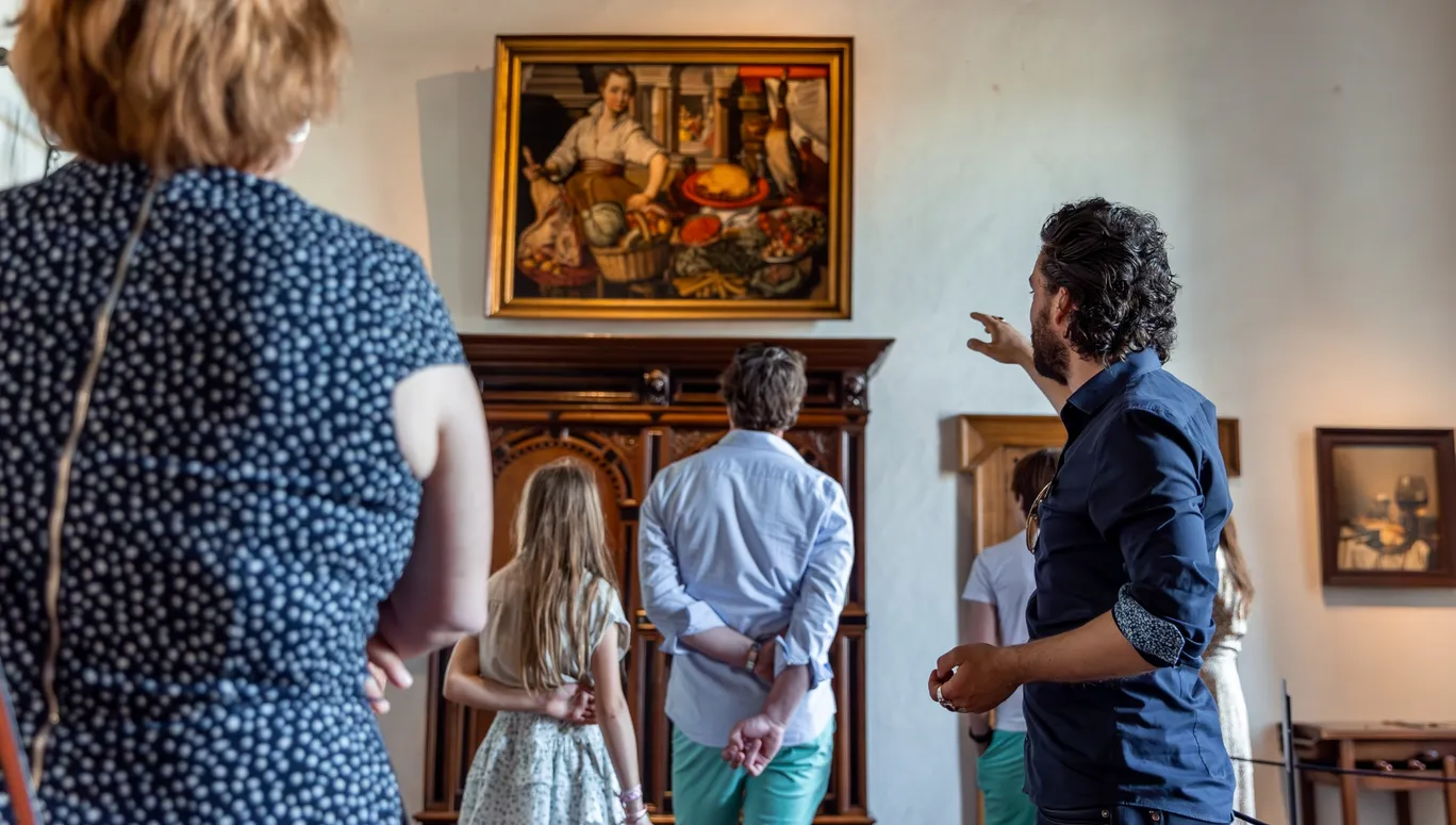 Muiderslot people getting a tour inside