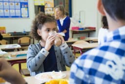 Kind op school tijdens lunchpauze