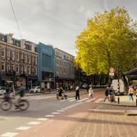 A sunny Ceintuurbaan with Rialto Cinema during early autumn.