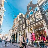 A busy street at the Negen Straatjes