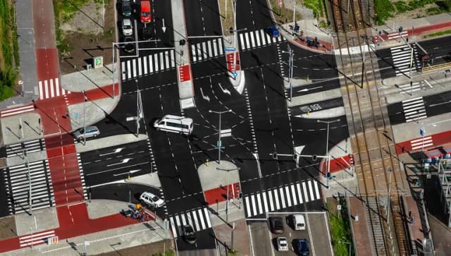 In het voorjaar van 2019 zijn er na verkeersprognoses werkzaamheden uitgevoerd aan het kruispunt De kruising van de Zuiderzeeweg, IJburglaan en de Piet Heintunnel. IJburg en Zeeburgereiland krijgen meer gemotoriseerd verkeer. Om het verkeer op het kruispunt beter te laten doorstromen en buslijn 37 te verbeteren, wordt er gewerkt aan het kruispunt. Door de bus- en tramhaltes dichter bij elkaar te brengen zijn busreizigers sneller bij de tram. Ook komt er meer ruimte voor fietsers en er wordt een filevoorkomsysteem geinstalleerd. Foto John Gundlach.