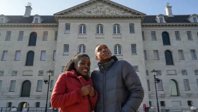 A couple visits Het Scheepvaartmuseum.