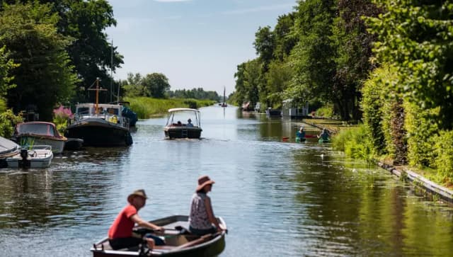 A couple on a boat in the water of the Groene Hart