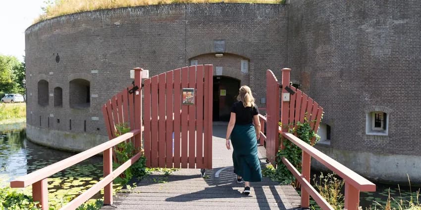 A woman going in to the Fortress Ossenmarkt in Weesp