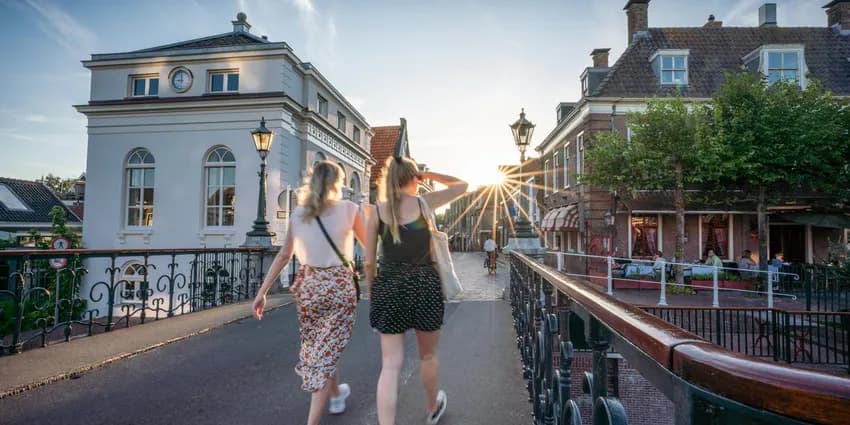 Women walking at the Muiden center