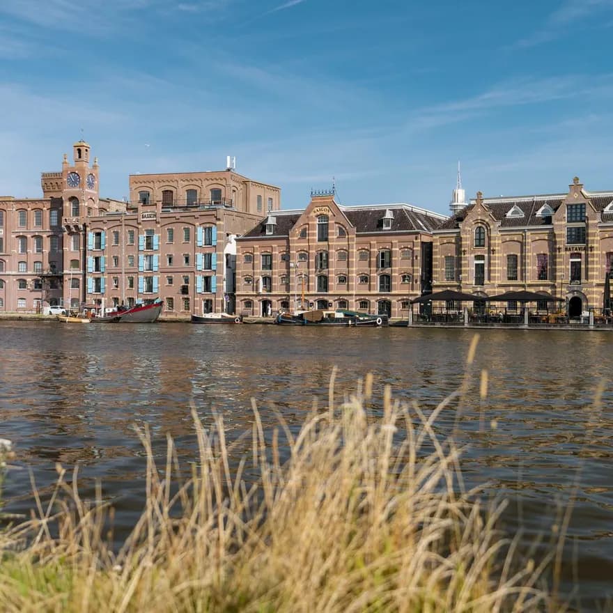Pakhuis Koningsbergen in Wormer is a national monument that has served as the barley peeling plant of the Gebroeders Laan since 1897.