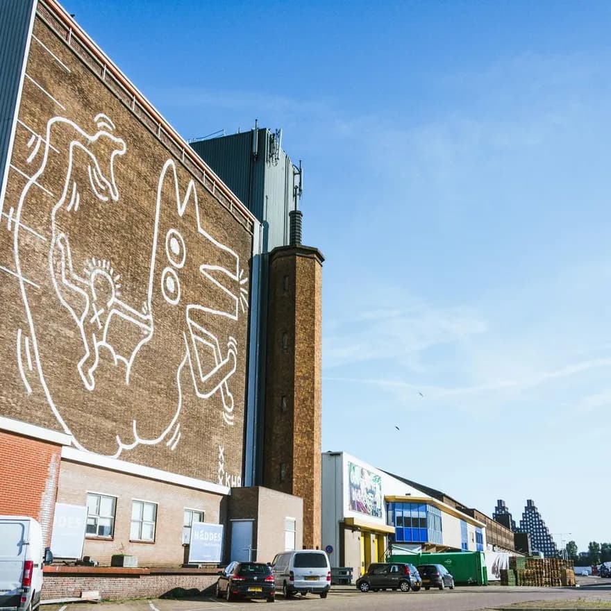 Foodcenter Keith Haring building
wall art