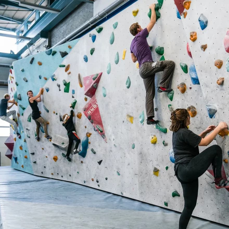 People bouldering during 24 uur Noord.