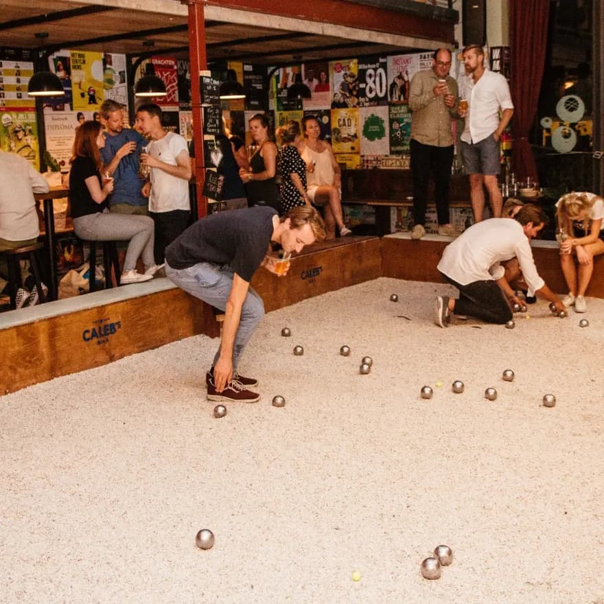 Mooie Boules people playing jeu de boules