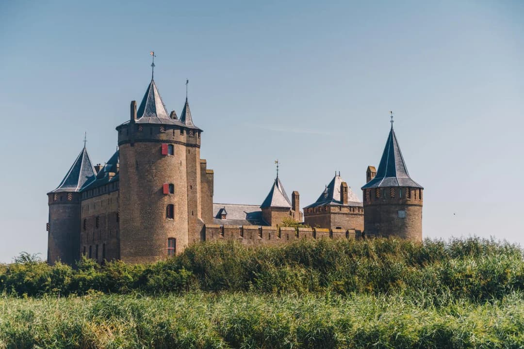 The Muiderslot is a medieval castle in the North Holland town of Muiden, built around 1285, restored to its former glory from 1370 and a national museum since 1878.