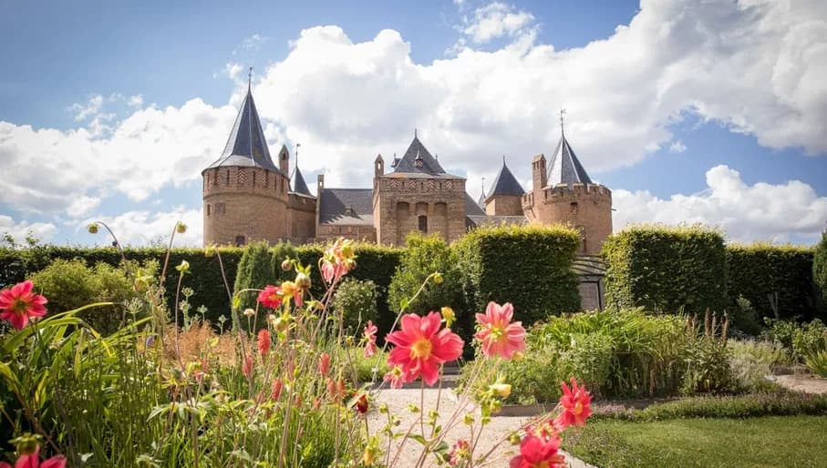 Muiderslot garden by day