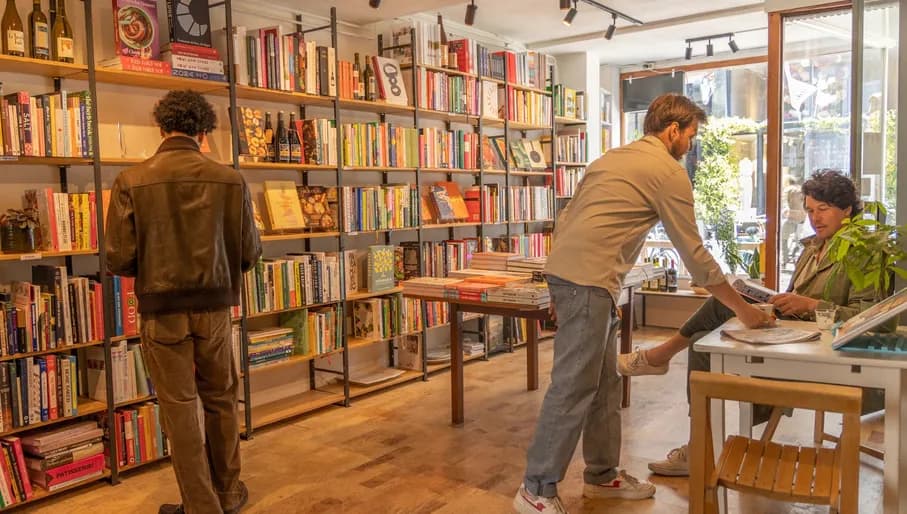 De Kookboekwinkel people browsing through books