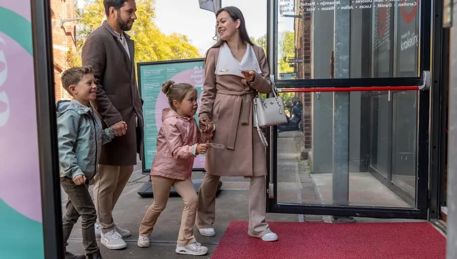 A family enters Theater De Krakeling