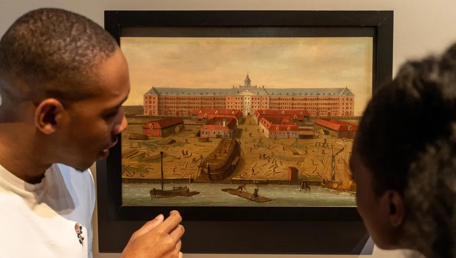 A couple visits Het Scheepvaartmuseum.